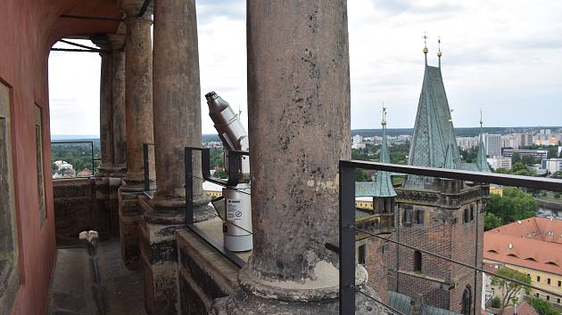 Do konce minulého roku měly ochozy Bílé věže v Hradci Králové zakrývat ochranné sítě. Jenže stále chybí.