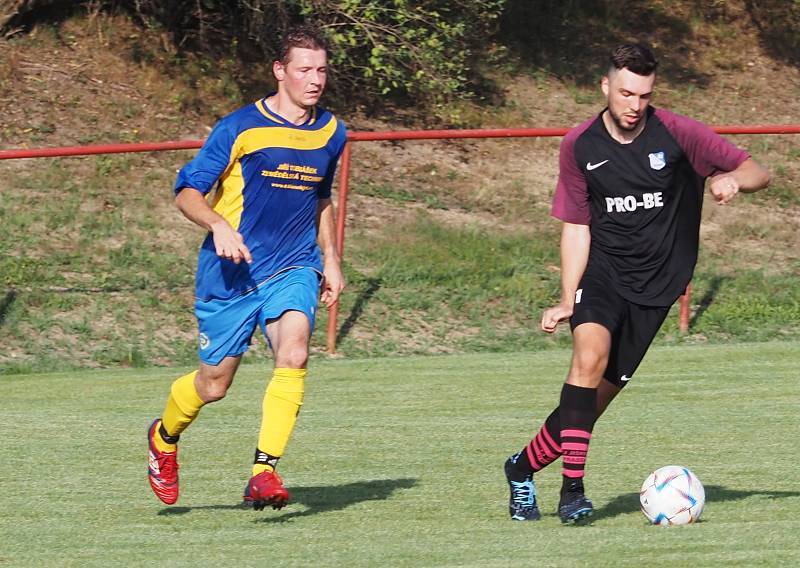 ŠLÁGR OKRESNÍHO PŘEBORU. Fotbalisté Prasku (v tmavém)  v souboji o čelo tabulky porazili Roudnici B 1:0.