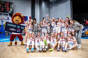 Radost českých basketbalistek po vítězném zápase s Nizozemskem, což znamenalo postup na EuroBasket 2023.