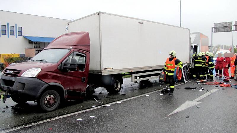 Vážná dopravní nehoda tří vozidel na světelné křižovatce ulic Rašínova a Na Rybárně v Hradci Králové.