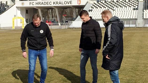 Ve čtvrtek se konala na hradeckém stadionu obhlídka trávníku. Absolvovali ji sekretář klubu Martin Černík, ligový rozhodčí Pavel Orel a správce stadionu Milan Ptáček.