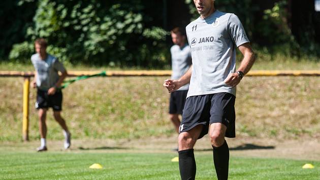 Pavel Krmaš na tréninku fotbalistů FC Hradec Králové.