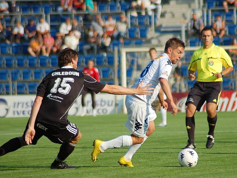Slovácko - FC Hradec 2:1. (Sobota 30. července 2010). Na snímku hradecký Jakub Chleboun (vlevo) a hráč Slovácka Václav Ondřejka.