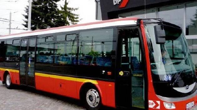 NOVINKA V ULICÍCH. Elektrobus bude zatím po Hradci jezdit jediný. Dopravní podnik ho bude pul roku testovat – pak zjistí, zda bude dobrou alternativou za autobusy. 