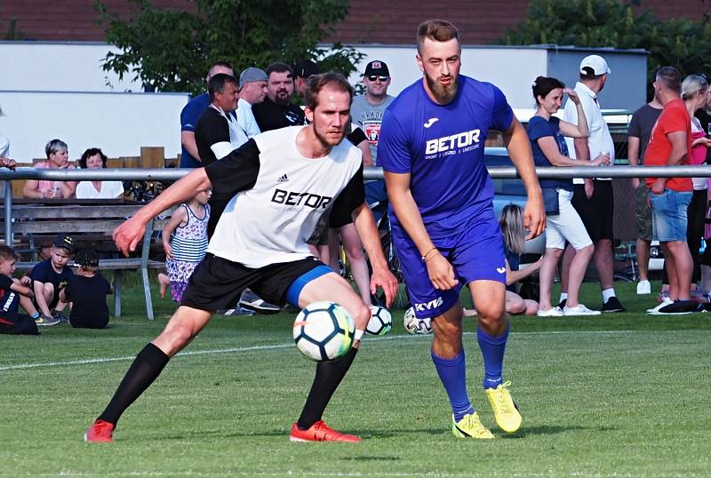 Charitativní exhibiční utkání ve fotbale: FC Nový Hradec Králové - Mountfield HK.