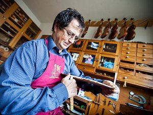 Z ateliéru Pilařů, kde se staví housle již 90 let od roku 1924, kdy jako první začal s výrobou Karel Pilař, a kde se řemeslo dědí stejně jako postupy na výrobu kvalitních nástrojů.
