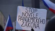 Volání po svobodě se v sobotu odpoledne neslo Hradcem Králové, kde se konala demonstrace odpůrců protiepidemických opatření. Na náměstí 28. října se jich odhadem sešlo více než šest stovek.