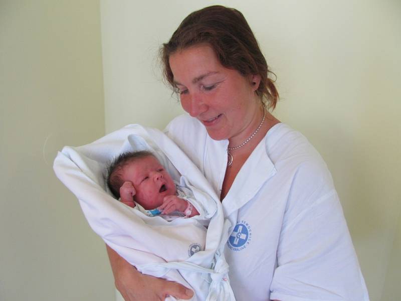 APOLENKA KRESAŇOVÁ se narodila 27. června v 01.51 hodin. Měřila 50 cm a 3690 g. Potěšila rodiče Radku a Zdeňka Kresaňovy. Doma se těší sourozenci Jaroušek (4 roky) a Amálka (3 roky).
