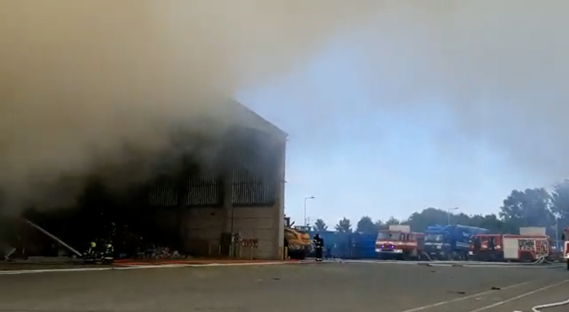 Požár skladovací haly na Slezském předměstí v Hradci