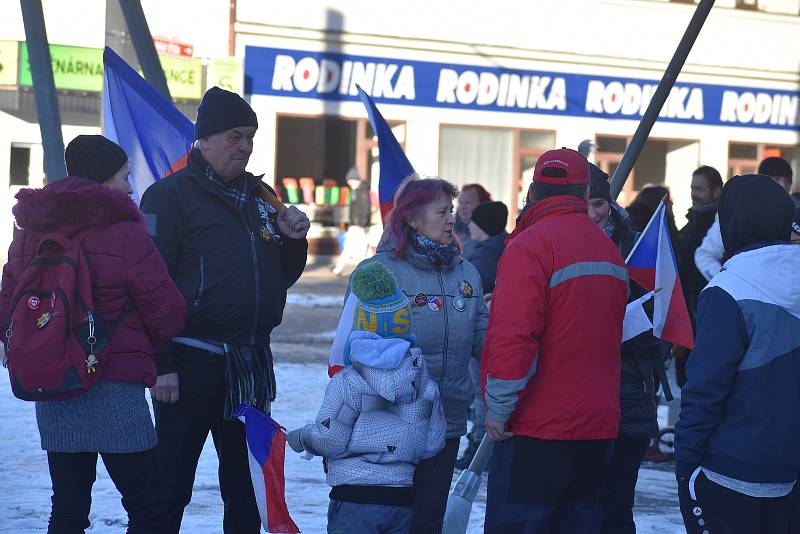 Volání po svobodě se v sobotu odpoledne neslo Hradcem Králové, kde se konala demonstrace odpůrců protiepidemických opatření. Na náměstí 28. října se jich odhadem sešlo více než šest stovek.