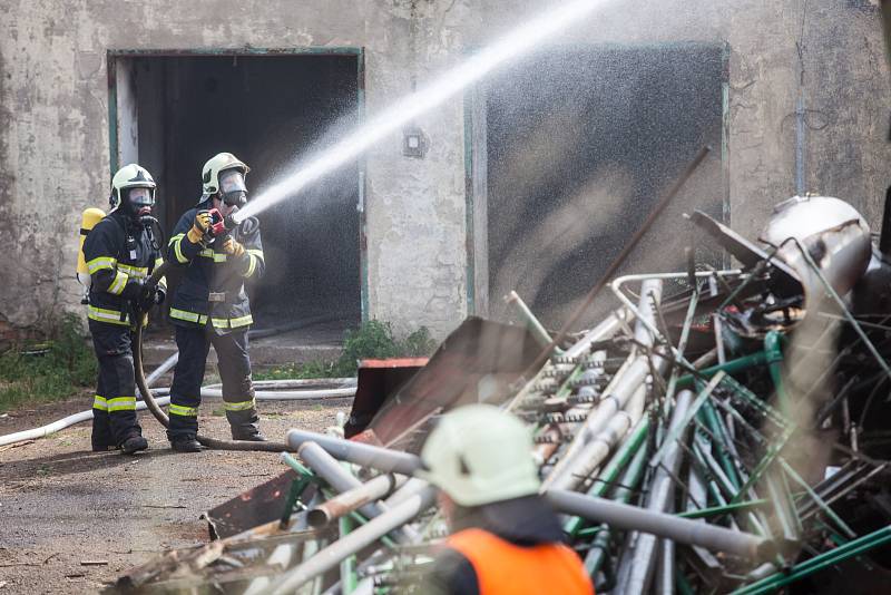 Požár kravína u Hořiněvsi na Hradecku