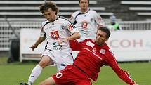 FC HRADEC - TŘINEC 0:0. Zleva hradecký Tomáš Rezek a Pavel Malíř.