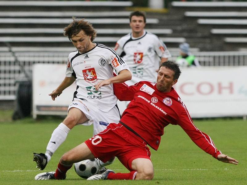 FC HRADEC - TŘINEC 0:0. Zleva hradecký Tomáš Rezek a Pavel Malíř.