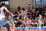 Druhé čtvrtfinále Chance ŽBL: Hradec Králové (v bílém) - KP Brno 83:67