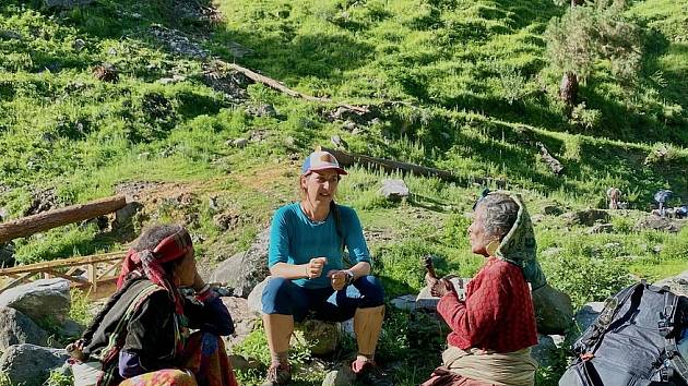 Pavlína Adam s kamarádkou Sarah se staly vůbec prvními ženami (a Pavlína prvním člověkem z Česka), které tento 1700 km dlouhý a náročný trek přes Himálaj prošly samy a bez jakékoliv podpory.