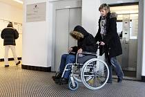 Královéhradecký magistrát dává imobilním návštěvníkům k dispozici vozík.