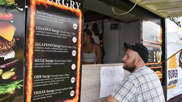 Nejlevnější pivo za 50, hamburger kolem 200 a guláš s knedlíkem v jedné z restaurací v betonových úlech za 235 korun. Většina návštěvníků považuje ceny na letošním RfP za přiměřené.