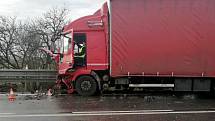 Tragická dopravní nehoda dvou osobních a jednoho nákladního automobilu na silnici I/33 u Lochenic.