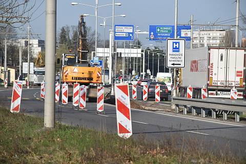 V okolí Milety už začaly přípravné práce. Staví se přejezdy mezi jízdními směry, hotová už je první náhradní zastávka MHD. Připravené jsou i náhradní semafory.