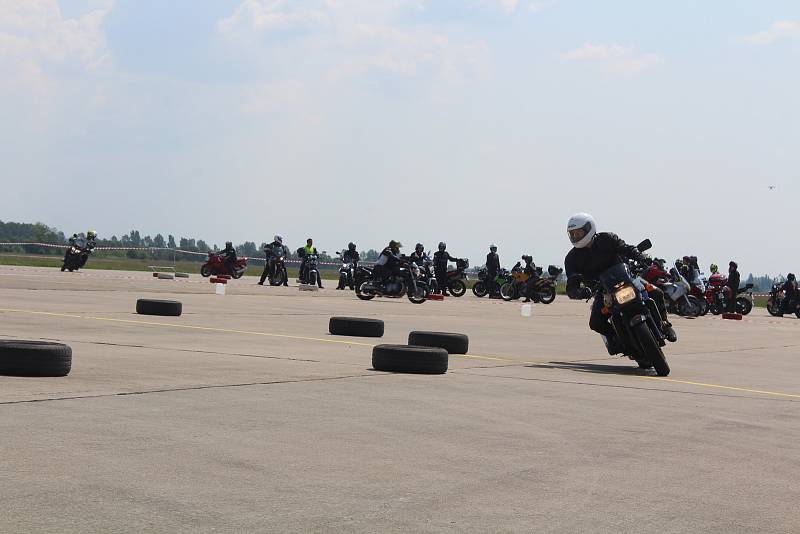 Téměř dvě stovky motorkářek a motorkářů se v sobotu zúčastnily celorepublikové preventivní kampaně Začněme spolu aneb Kolama dolů.