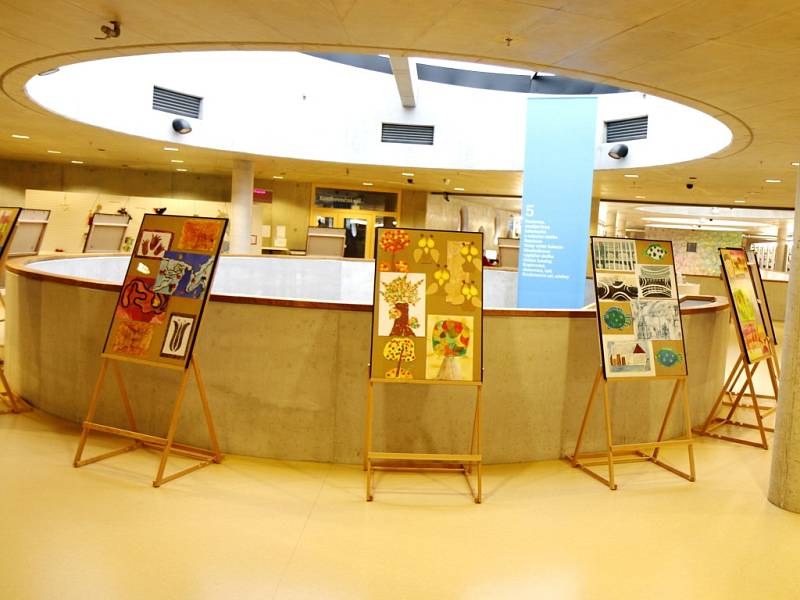 Výstava Žijeme s Vámi ve Studijní a věděcké knihovně v Hradci Králové.
