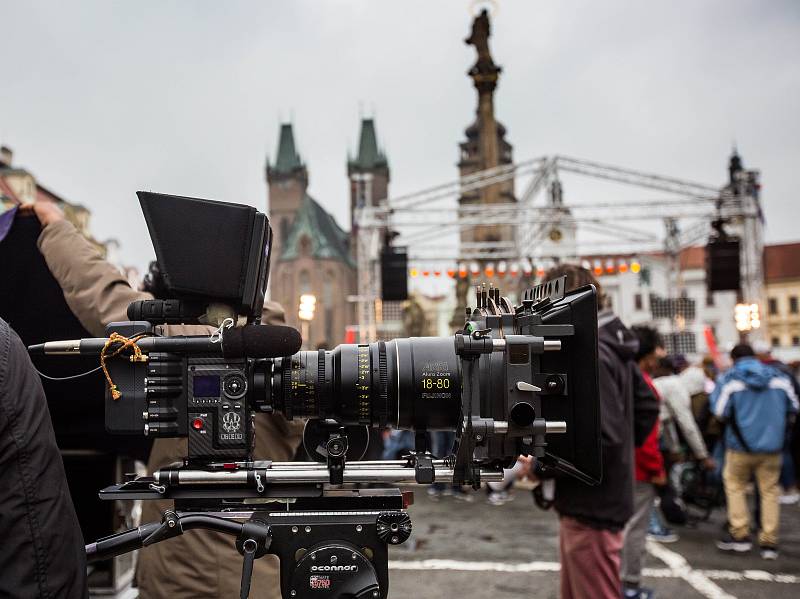 Bollywood natáčel na hradeckém Velkém náměstí davovou scénu.