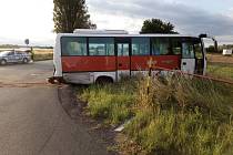 Dopravní nehoda osobního vozidla a autobusu v Holohlavech.