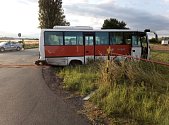 Dopravní nehoda osobního vozidla a autobusu v Holohlavech.