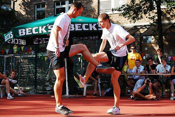Tomáš Tuček a Martin Sládek z Hradce vyhráli mistrovství světa v neobvyklém sportu footbag, který je jakousi nohejbalovou exhibicí s malým míčkem.