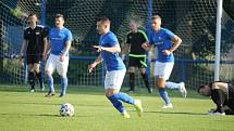 JEDINOU DOMÁCÍ VÝHRU si připsala chlumecká rezerva (v modrém), která na svém stadionu přehrála Hořice 3:0.