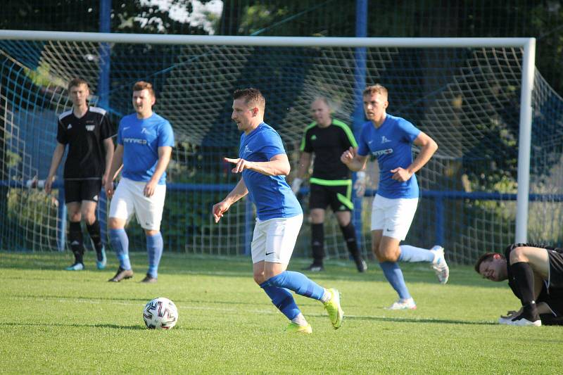 JEDINOU DOMÁCÍ VÝHRU si připsala chlumecká rezerva (v modrém), která na svém stadionu přehrála Hořice 3:0.