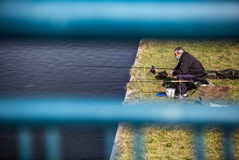 Lidé s rouškami v ulicích Hradce Králové.