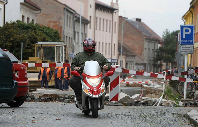 V Nechanicích vzniká 19 parkovacích míst v Palackého ulici při její současné rekonstrukci. Obnovuje se i 25 míst na náměstí.