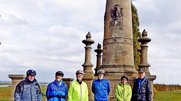 Spolek CykloSenior a Senioři Hradec Králové uctili Památku zesnulých také vzpomínkovou třicetikilometrovou cyklistickou jízdu, nazvanou „Za historií do okolí Hradce Králové“.