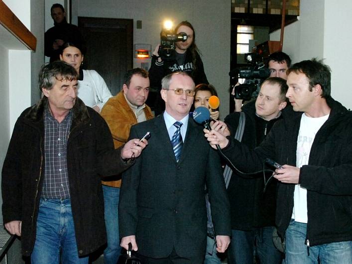 Pavel Longin v zajetí novinářů