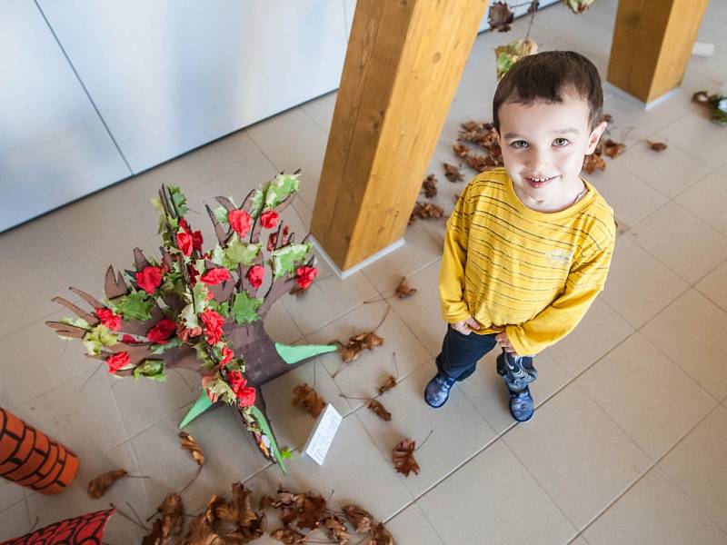 Strom života - výstava u příležitosti výtvarné soutěže v královéhradecké MŠ Podzámčí.