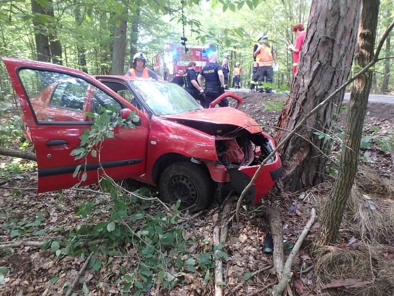 Havárie osobního automobilu v Lužci nad Cidlinou.