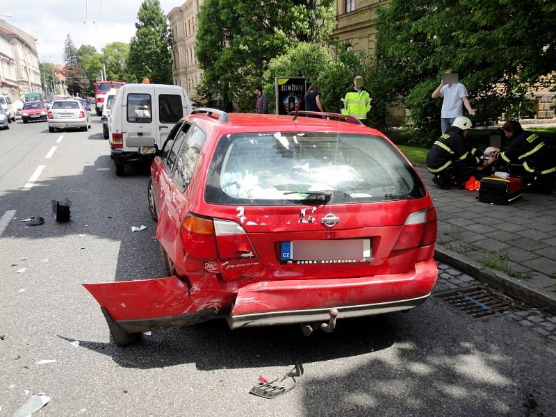 Střet tří osobních vozidel v ulici Komenského v Hradci Králové.