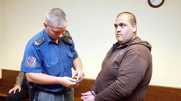 Miroslav Karika před hradeckým soudem za znásilnění nezletilé dívky (25. listopadu 2010).