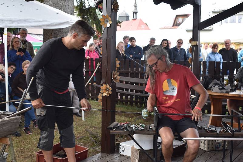 Mistři skláři o víkendu v Deštném  pod širým nebem foukali a tvarovali sklo tak, jak se to v Orlických horách dělalo po staletí.