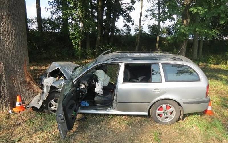Konec letošního srpna - dvaapadesátiletá řidička narazila do stromu na silnici třetí třídy v Běcharech na Jičínsku. Se zraněními skončila v nemocnici.