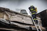 Požár lakovny ve Smiřicích likvidovalo sedm jednotek hasičů.