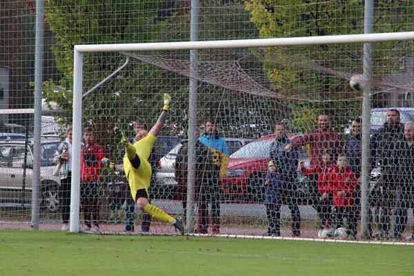 BITVA FAVORITŮ. Fotbalisté Slavie Hradec Králové lídra z Nového Bydžova nezastavili a ten jim v krajském přeboru nadále uniká.