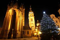 Vánoční strom se na hradeckém Velkém náměstí rozsvítí v neděli.