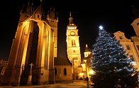 Vánoční strom se na hradeckém Velkém náměstí rozsvítí v neděli.