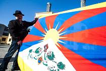 Vlajka pro Tibet na Pivovarském náměstí v Hradci Králové.
