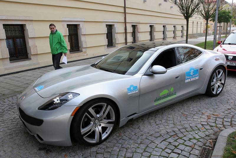 Electric Marathon 2013 - závod elektronických automobilů při zastávce v Hradci Králové.