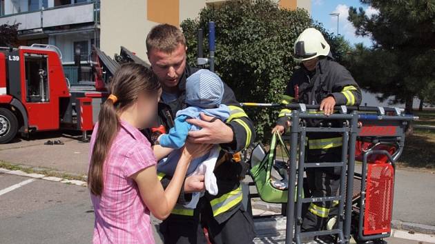 Miminko samo zůstalo uvězněné na balkoně v kočárku a hlasitě plakalo. Batole snesli přivolaní hasiči po žebříku a předali ho do péče maminky.