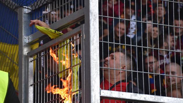 Při fotbalovém utkání jeden z příznivců Sparty zapálil tričko v sektoru hostí.
