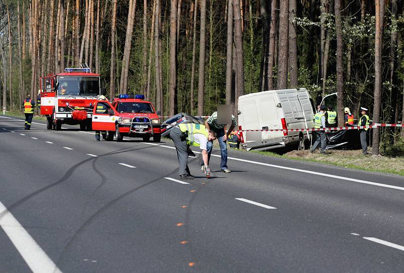 Při tragické dopravní nehodě na silnici I/11 mezi Petrovicemi a Třebechovicemi pod Orebem zahynul jeden člověk.